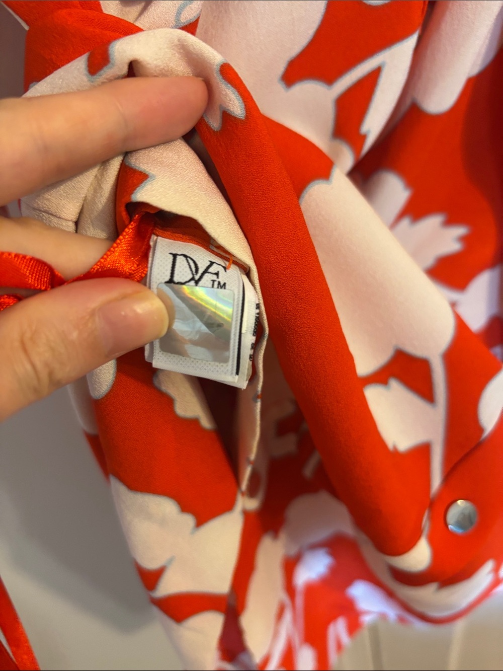 Diane Von Furstenberg Maja Two in Halo Buds Large Red - Picture 6 of 10